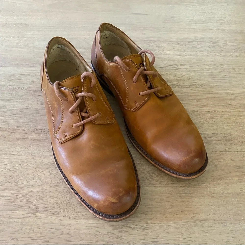 UGG Men’s Light Brown Leather Oxford Toe Shoes – Size 9